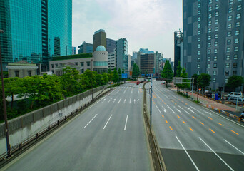 Obraz premium A cityscape of the empty street at the urban city street wide shot