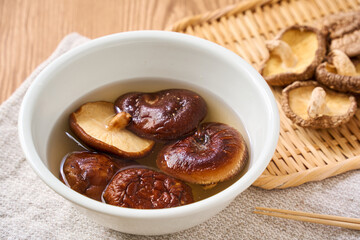 干し椎茸の水戻し｜和食の乾物食材を水で戻している調理シーン