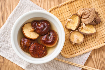 干し椎茸の水戻し｜和食の乾物食材を水で戻している調理シーン