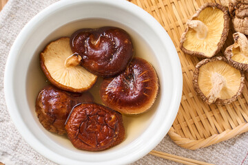 干し椎茸の水戻し｜和食の乾物食材を水で戻している調理シーン