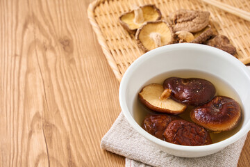 干し椎茸の水戻し｜和食の乾物食材を水で戻している調理シーン