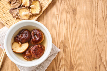 干し椎茸の水戻し｜和食の乾物食材を水で戻している調理シーン