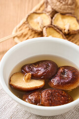 干し椎茸の水戻し｜和食の乾物食材を水で戻している調理シーン