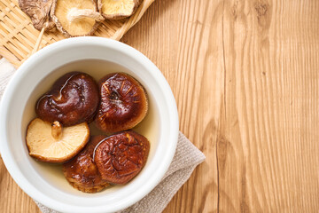干し椎茸の水戻し｜和食の乾物食材を水で戻している調理シーン