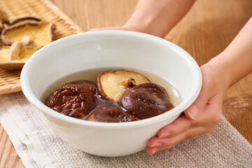 干し椎茸の水戻し｜和食の乾物食材を水で戻している調理シーン