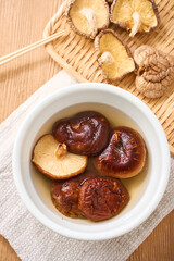 干し椎茸の水戻し｜和食の乾物食材を水で戻している調理シーン