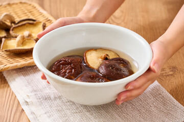 干し椎茸の水戻し｜和食の乾物食材を水で戻している調理シーン
