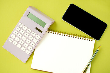 계산기와 휴대폰이 있는 업무 데스크탑