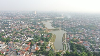 morning atmosphere around the lake in the middle of the city with people exercising