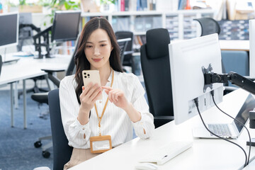 オフィスで仕事をする若い女性のエンジニア