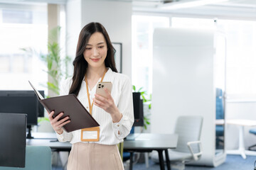 オフィスで仕事をする若い女性のエンジニア
