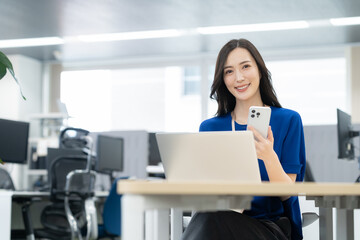 オフィスで仕事をする若い女性のエンジニア