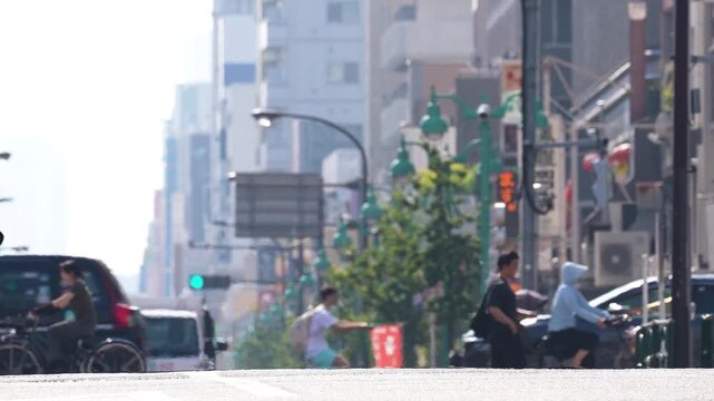 猛暑の中を歩く人・猛暑日（2025年・東京都）
