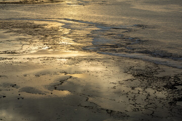 夏の奄美大島の夜明け前の珊瑚礁の海。