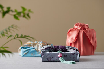 한국의 명절과 기념일을 위한 재사용 가능한 수제 보자기 선물 포장.