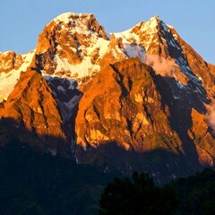 Naklejka premium Mountain peak at sunrise (1)