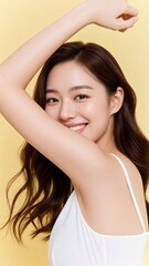 Fototapeta premium 腕を上げて振り返る魅力的な女性