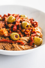 soba noodles with teriyaki tofu sundried tomatoes and green olives