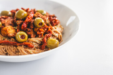 soba noodles with teriyaki tofu sundried tomatoes and green olives