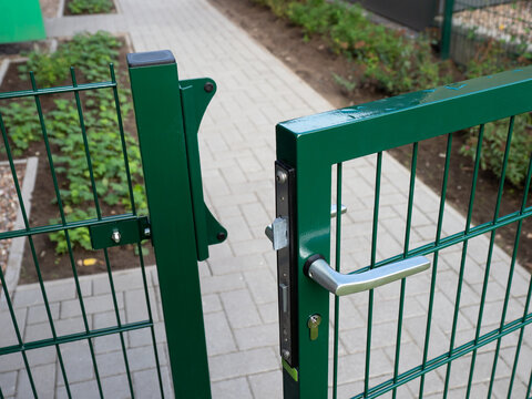 Gartentor ge&ouml;ffnet - Zugang zum Grundst&uuml;ck mit Garten - Metallzaun als Begrenzung und Schutz