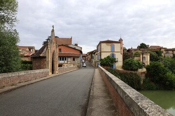 Fototapeta premium Pont de Lajous sur la rivière l'Arize, village de Rieux-Volvestre, département de la Haute Garonne, France