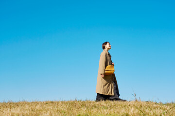 女性　ミドルエイジ　散歩　全身