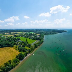 Blick auf das östliche Ammersee-Ufer bei Stegen in Oberbayern