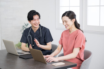 ドクターが話す様子　クリニックなど病院のミーティング風景