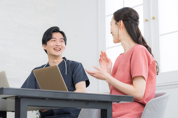 ドクターが話す様子　クリニックなど病院のミーティング風景