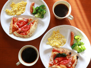 ワンプレートの朝食とコーヒー