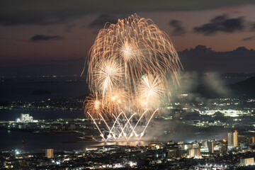 夏の夜を彩る打ち上げ花火	