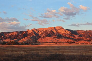 Naklejka premium dusk glow on long mountain with faint shadow effects 