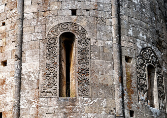 Obraz premium Intricate Stone Carvings on Ancient Architecture