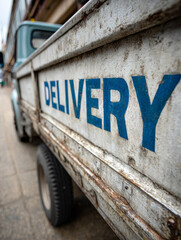 Obraz premium Side view of a vintage delivery truck in an urban setting