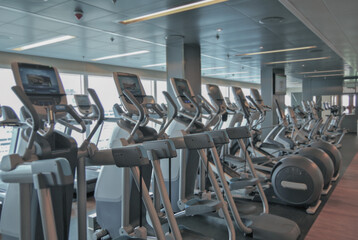 Moderne Fitnessgeräte und Kraftmaschinen in Sportstudio auf Kreuzfahrtschiff - Modern cardio and...