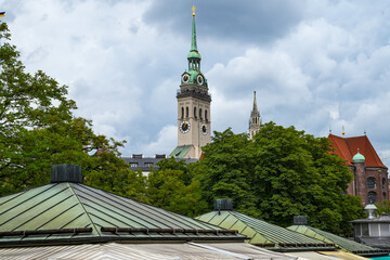 City view of Munich: View over the Viktualienmarkt to the towers of St. Peter's Church 