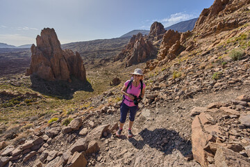 Fototapeta premium Female hiker above Ucanca rocks