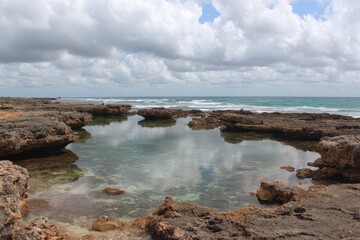 Obraz premium Coastal scene of calm shallow water pools and rocks