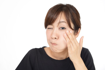 肌荒れに悩む女性
