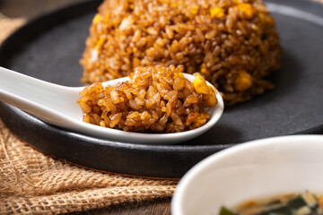 黒い炒飯