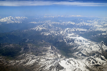 Vue aérienne des Alpes côté français avec des sommets enneigés