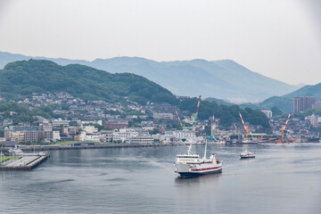 Fototapeta premium 長崎港に入港するフェリー船