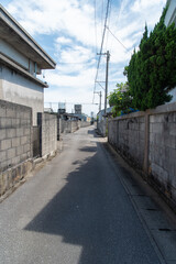 舗装された田舎の路地裏の道