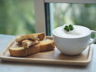 Vegetable soup with garlic bread