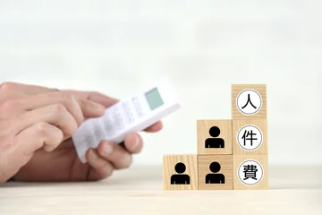 Gordijnen 人件費を電卓で計算する経営者の手 © takasu