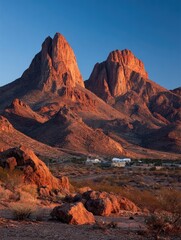 Obraz premium Sunrise peaks over desert town