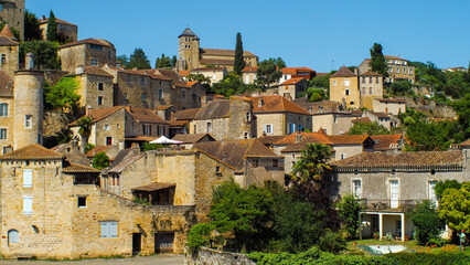 Village de Puy l'Évêque, dans le département du Lot, par une journée ensoleillée