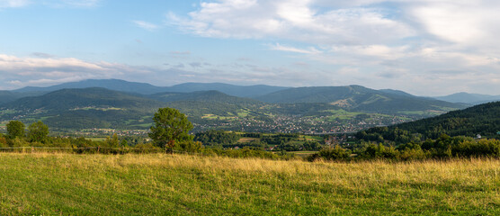 Panorama Beskidu Żywieckiego wykonana w Radziechowach na Matysce podczas złotej godziny.