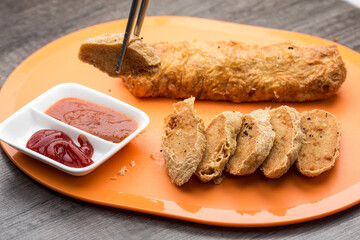  He Keng is a popular dish often associated with a type of savory, minced-meat or seafood-filled fried roll. a traditional dish of savory fried rolls, served sliced with accompanying dipping sauces.