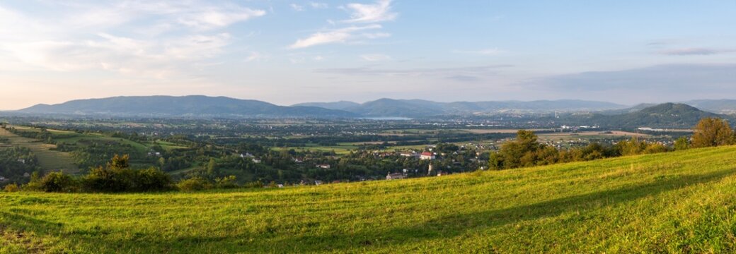 Panorama Żywca i okolic z Beskidem Małym w tle wykonana w Radziechowach na Matysce w trakcie złotej godziny